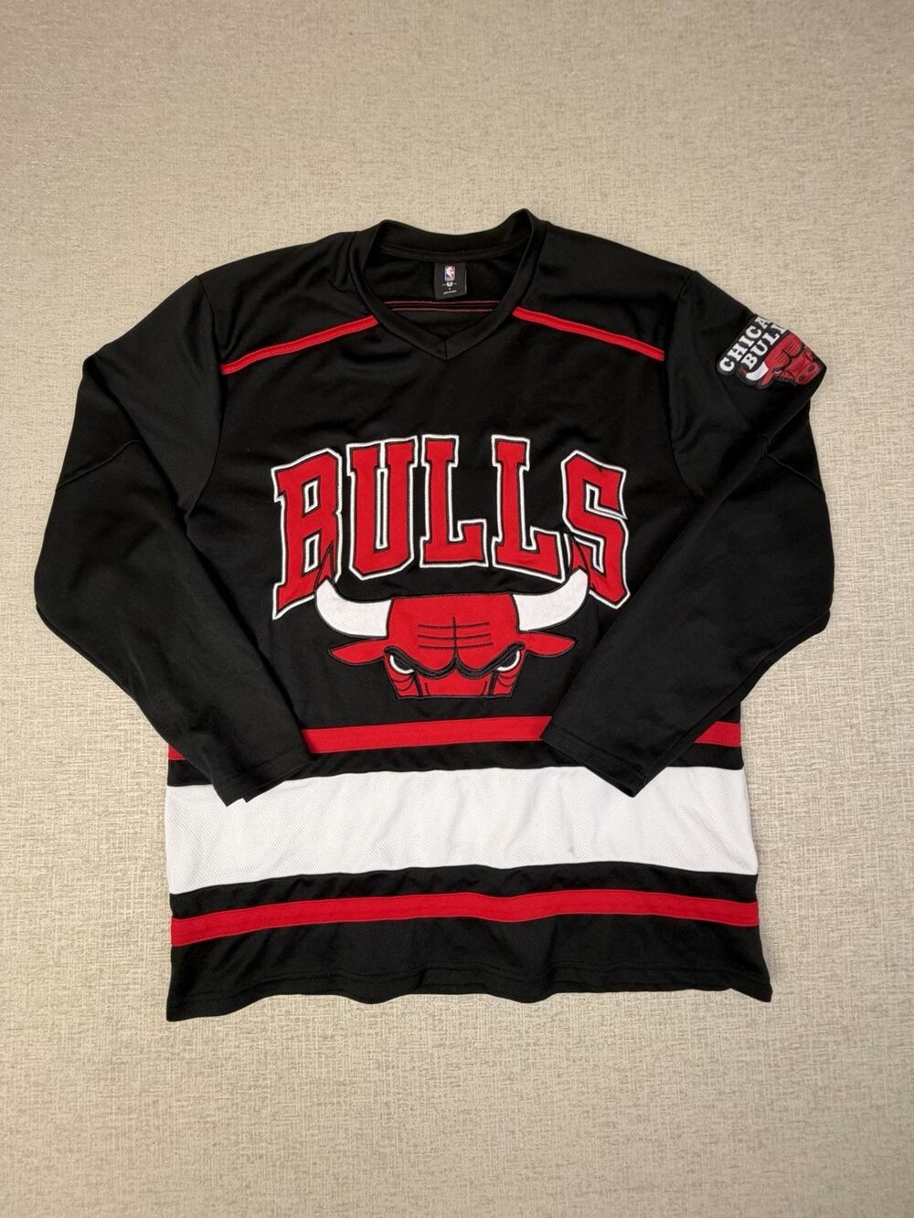 Chicago Bulls NBA Hockey Style Jersey Shirt Mens Large Black Red Long Sleeve
